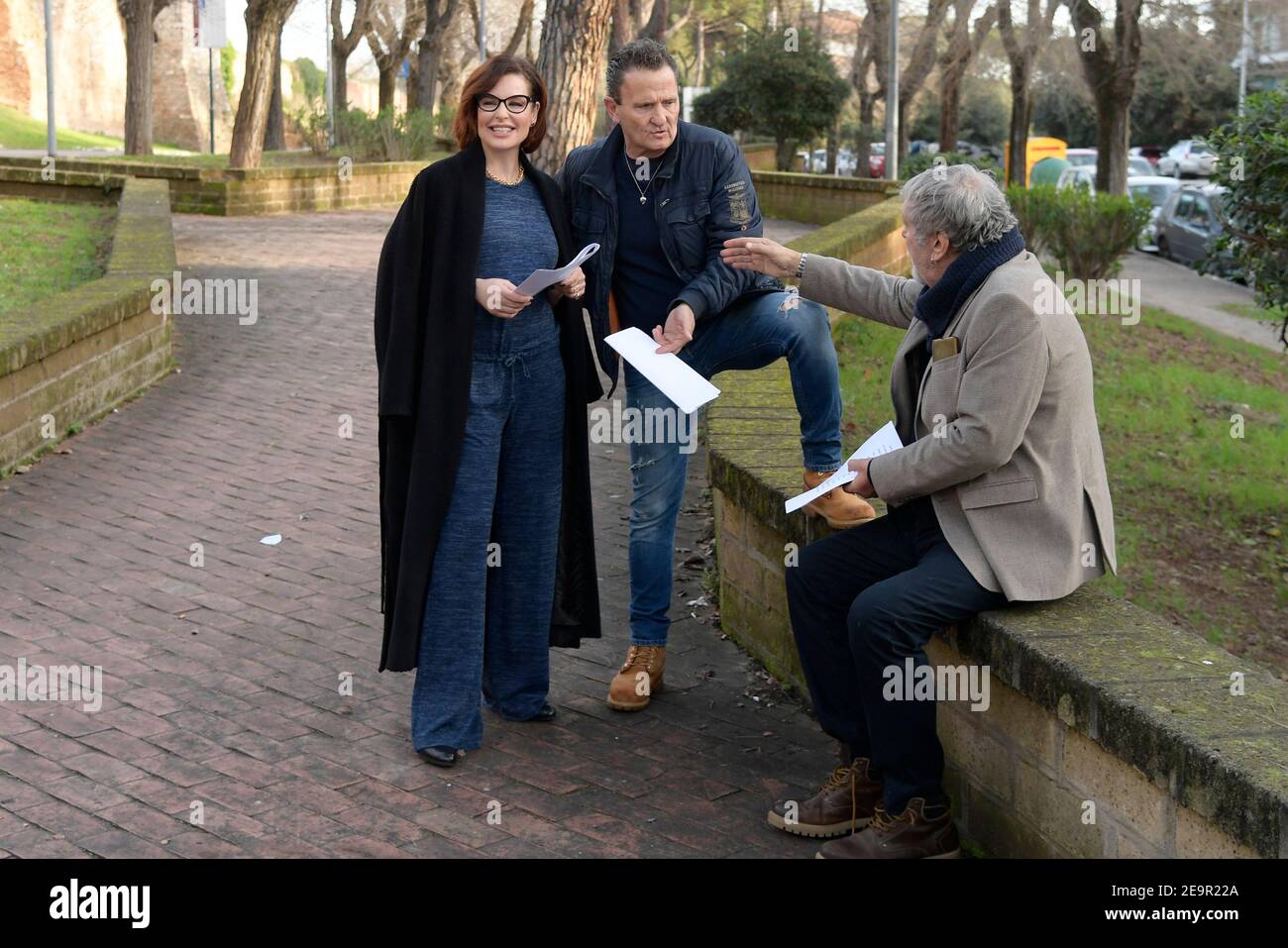 Roma, Italia. 05 febbraio 2021. Simona Borioni, Enzo Salvi e Maurizio Mattioli con gli script prima di girare una breve presentazione della nuova serie Pizza Girls che sarà trasmessa su LA5 a partire dal 15 febbraio in omaggio alla figura femminile. Credit: SOPA Images Limited/Alamy Live News Foto Stock