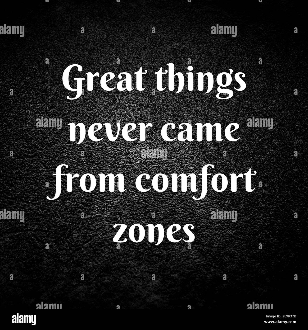Citazione bianca che legge le cose grandi mai non sono venuto dalle zone di comfort? su sfondo nero Foto Stock