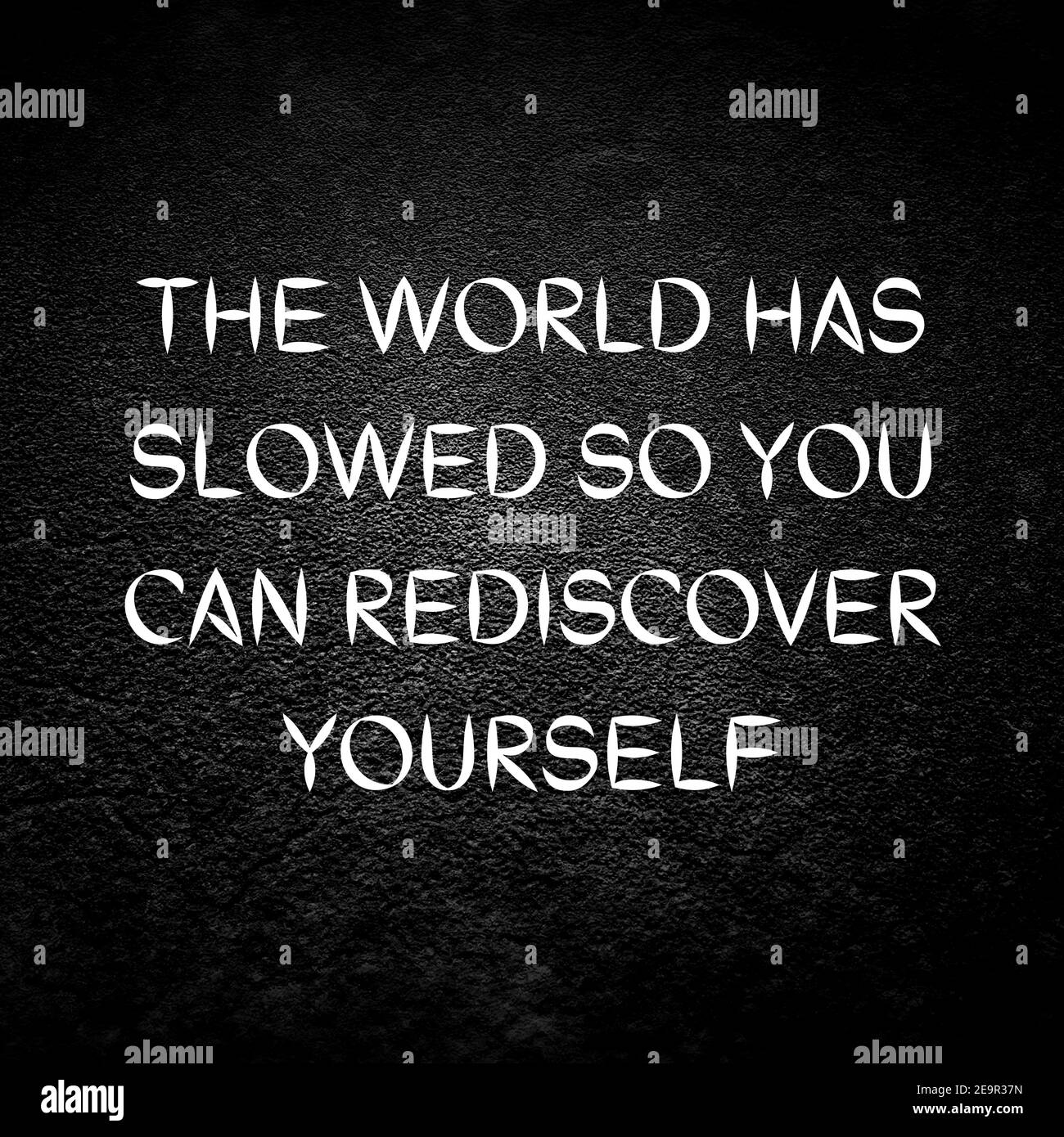 Citazione bianca che legge 'il mondo ha rallentato così potete riscoprite te' sullo sfondo nero Foto Stock