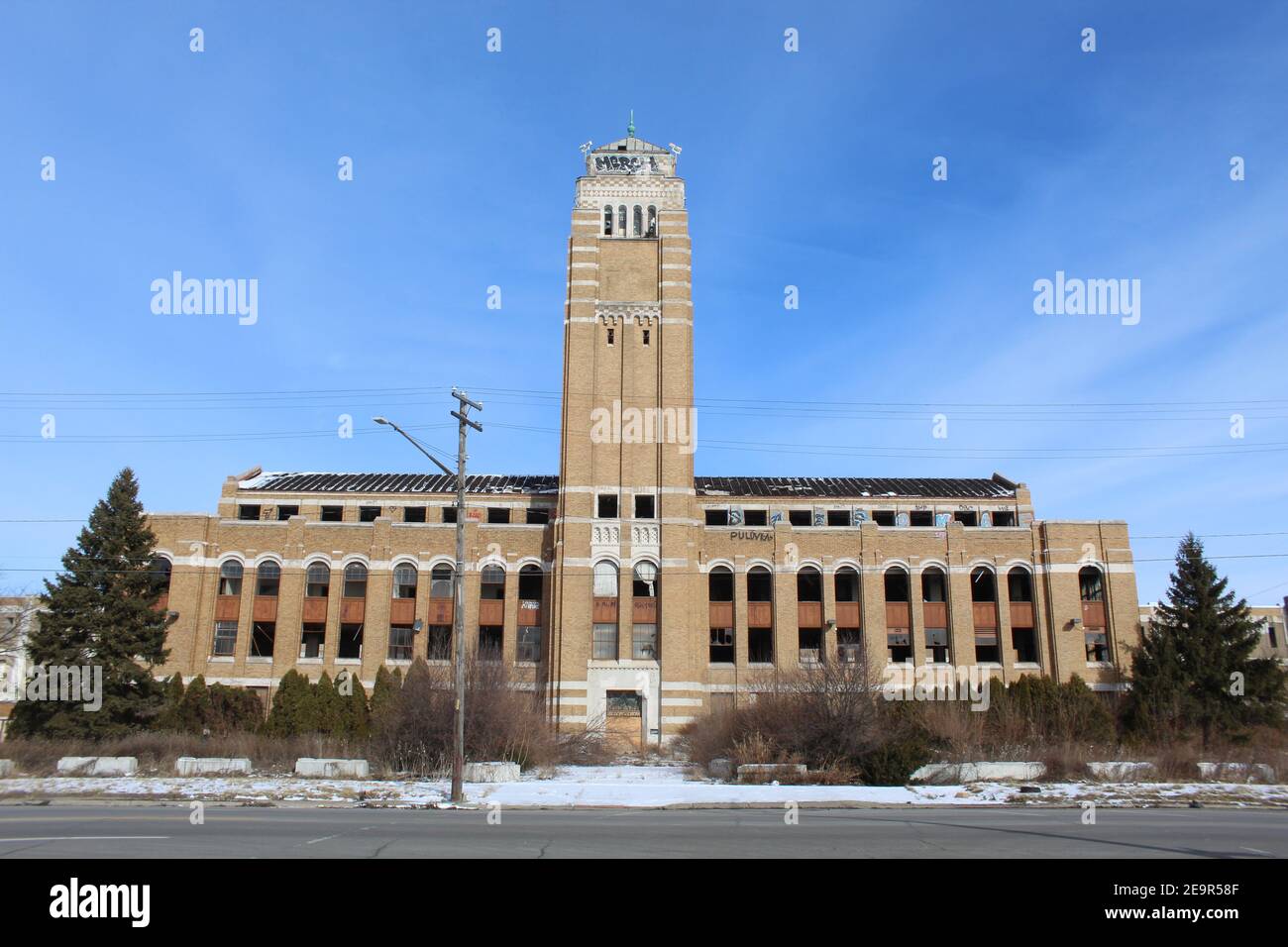 In inverno, la sede centrale della American Motors Corporation è abbandonata su Plymouth Road Foto Stock