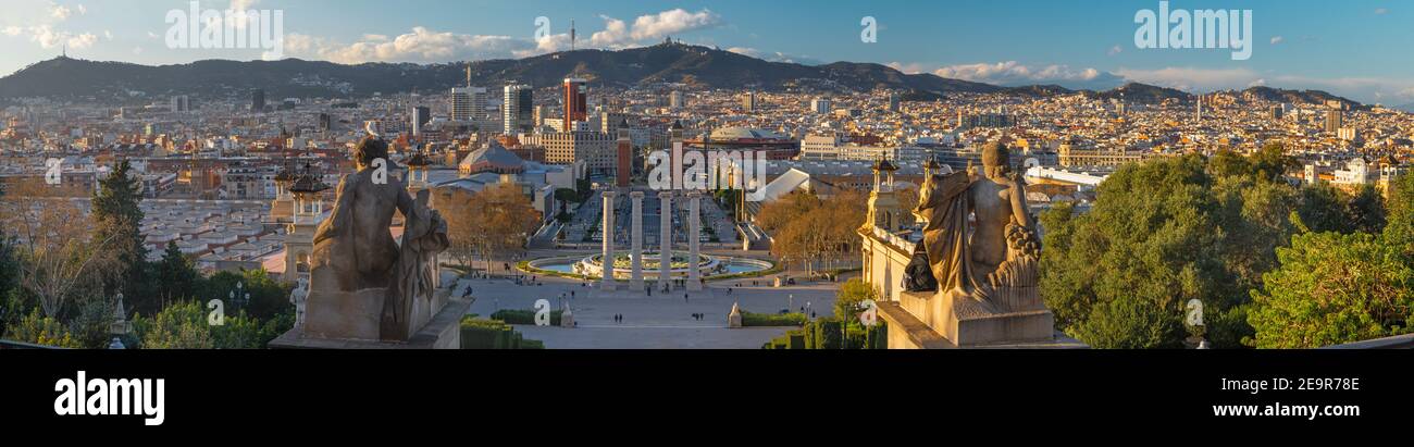 Barcellona - il panorama dal Palace Real con Plaza Espana alla luce del tramonto. Foto Stock