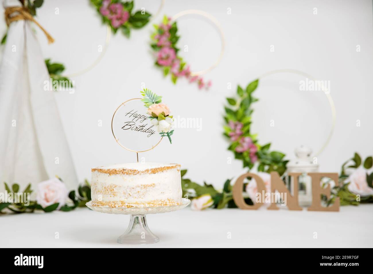 Decorazione festosa di sfondo per la celebrazione del compleanno con torta gourmet Foto Stock