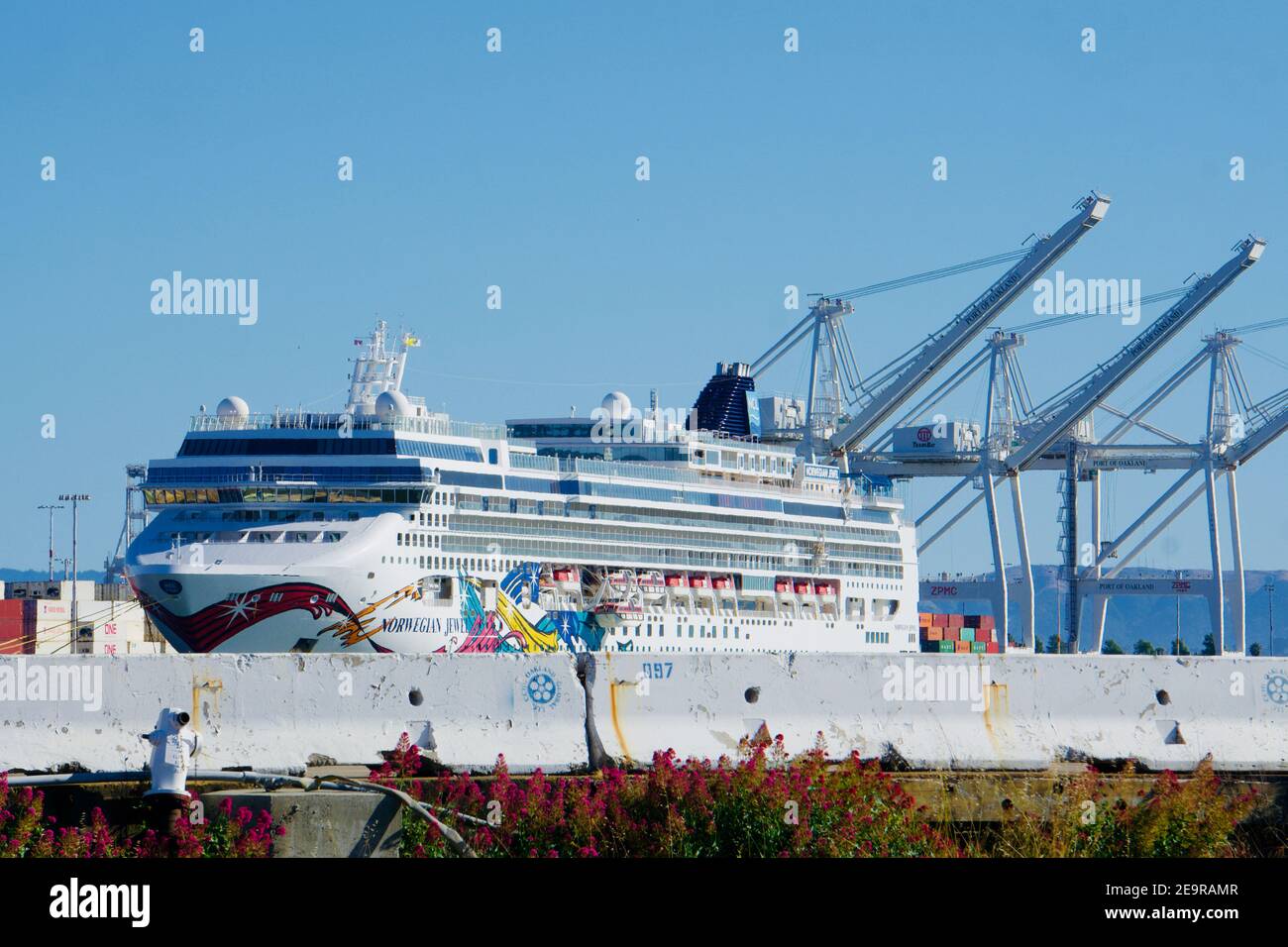 Nave da crociera norvegese Jewel, gestita dalla Norwegian Cruise Line, parcheggiata al porto di Oakland durante la pandemia COVID. Oakland, California, Stati Uniti Foto Stock