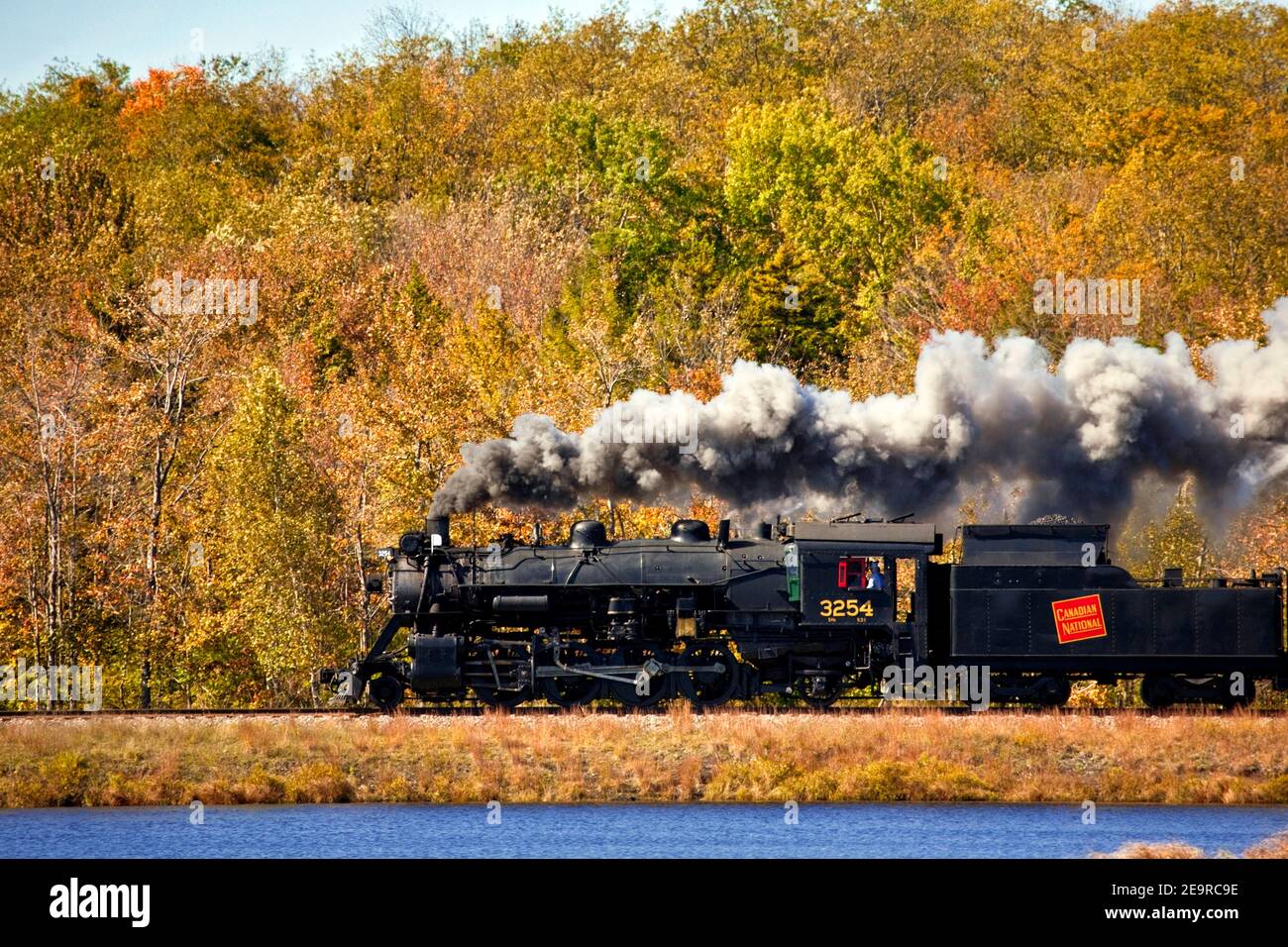 La locomotiva a vapore nazionale canadese n. 3254, un Mikado 2-8-2 a Gouldsboro, Pennsylvania, nel Pocono Mpuntains dal sito storico nazionale di Steamtown, South Carolina Foto Stock