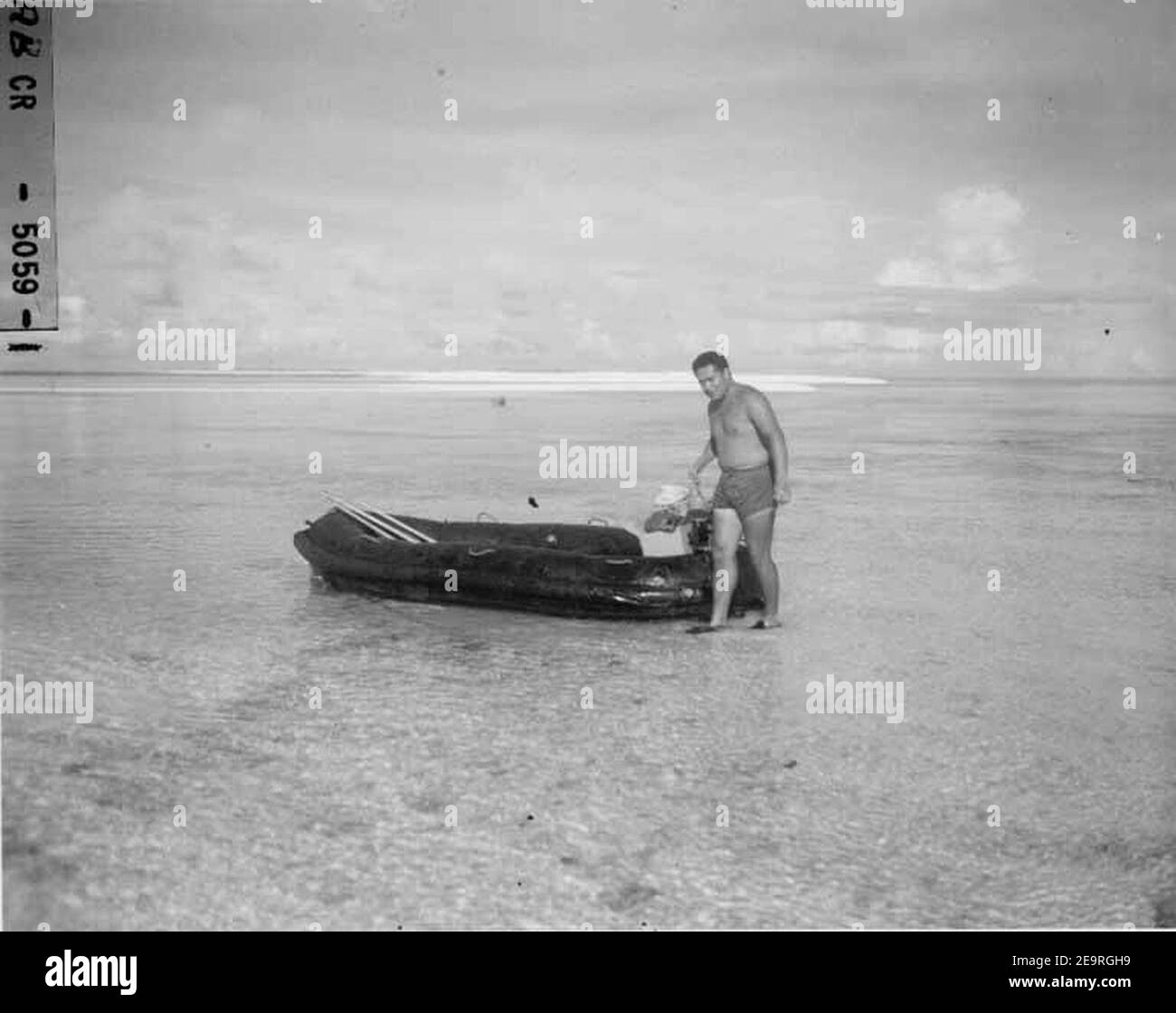 Rudolph Tuiasosopo accanto alla zattera utilizzata per il trasporto delle vongole, Atoll Bikini, 1947 (DONALDSON 85). Foto Stock