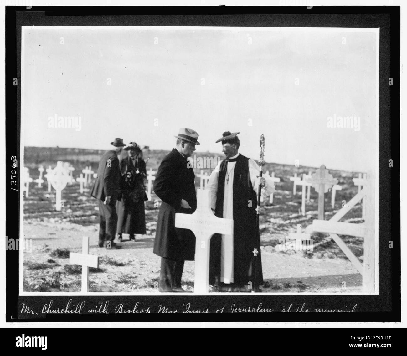 Il sig. Churchill con il Vescovo MacInnes di Gerusalemme al memoriale di servizio nel cimitero militare su Mt. Scopus, 26 marzo Foto Stock