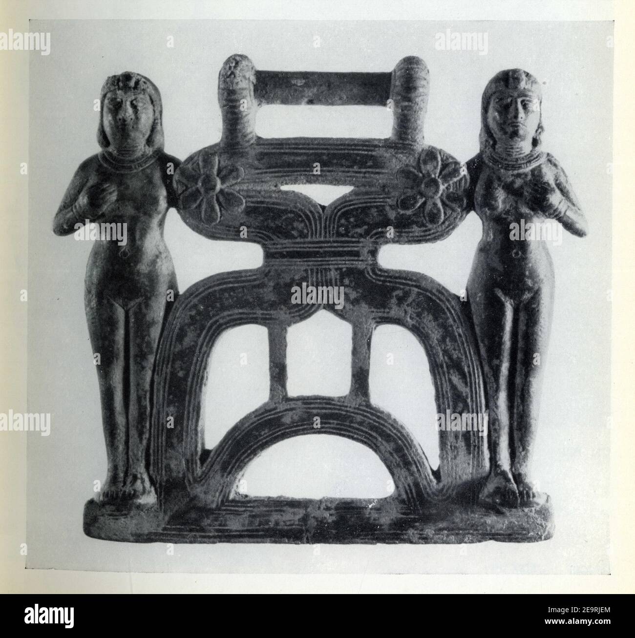 Plaque à bélière en bronze, ajoutée, formée de deux divinités féminines nues se pressant chacune un sein. Iran. Luristan. VIII-VIIe siècle avant J.C. Foto Stock