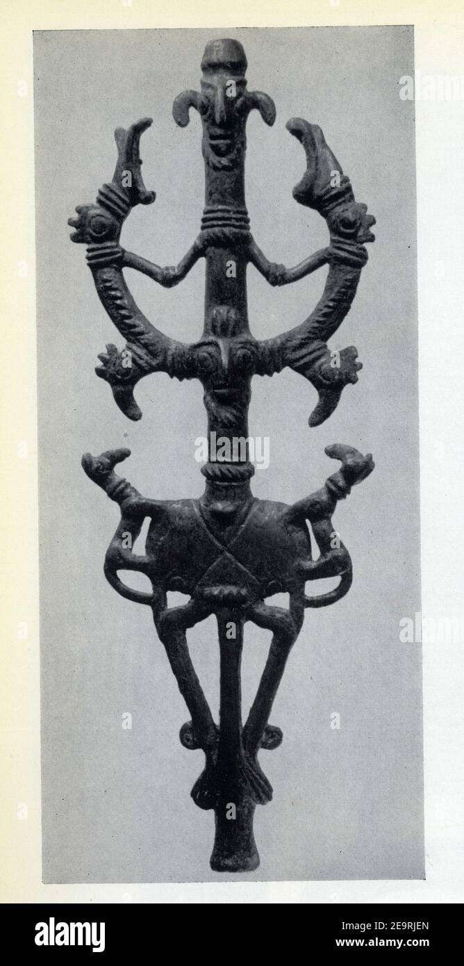 Dieu Sraosha en bronze à deux Têtes flanquées de deux Têtes de coqs, en lutte avec des animaux à long cou. Iran. Luristan. VIII-VIIe siècle avant J.C. Foto Stock