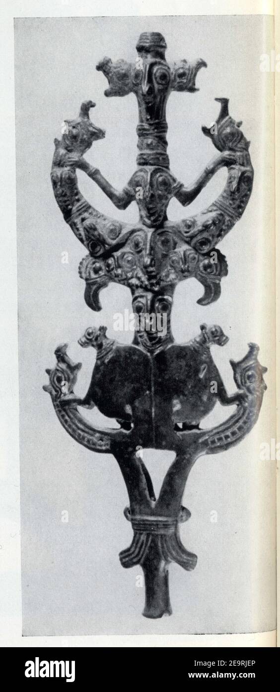 Dieu Sraosha en bronze, à quatre Têtes de coqs, en lutte avec des animaux. Iran. Luristan. VIII-VIIe siècle avant J.C. Foto Stock