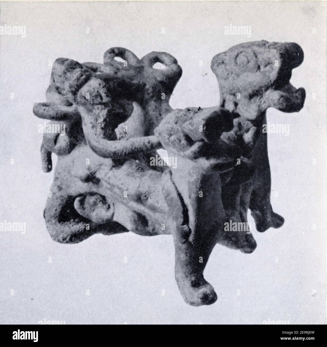 Deux leoni in bronzo, formante attelage monté par deux personnages dont un manque. Iran. Luristan. VIII-VIIe siècle avant J.C. Foto Stock