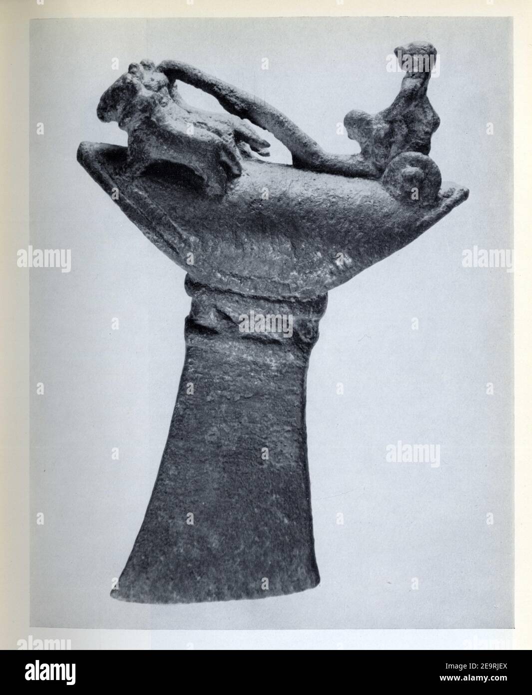 Hache en bronzo. Un personnage sur un char à deux roues attelé de quatre chevaux. Iran. Luristan. VIII-VIIe siècle avant J.C. Foto Stock