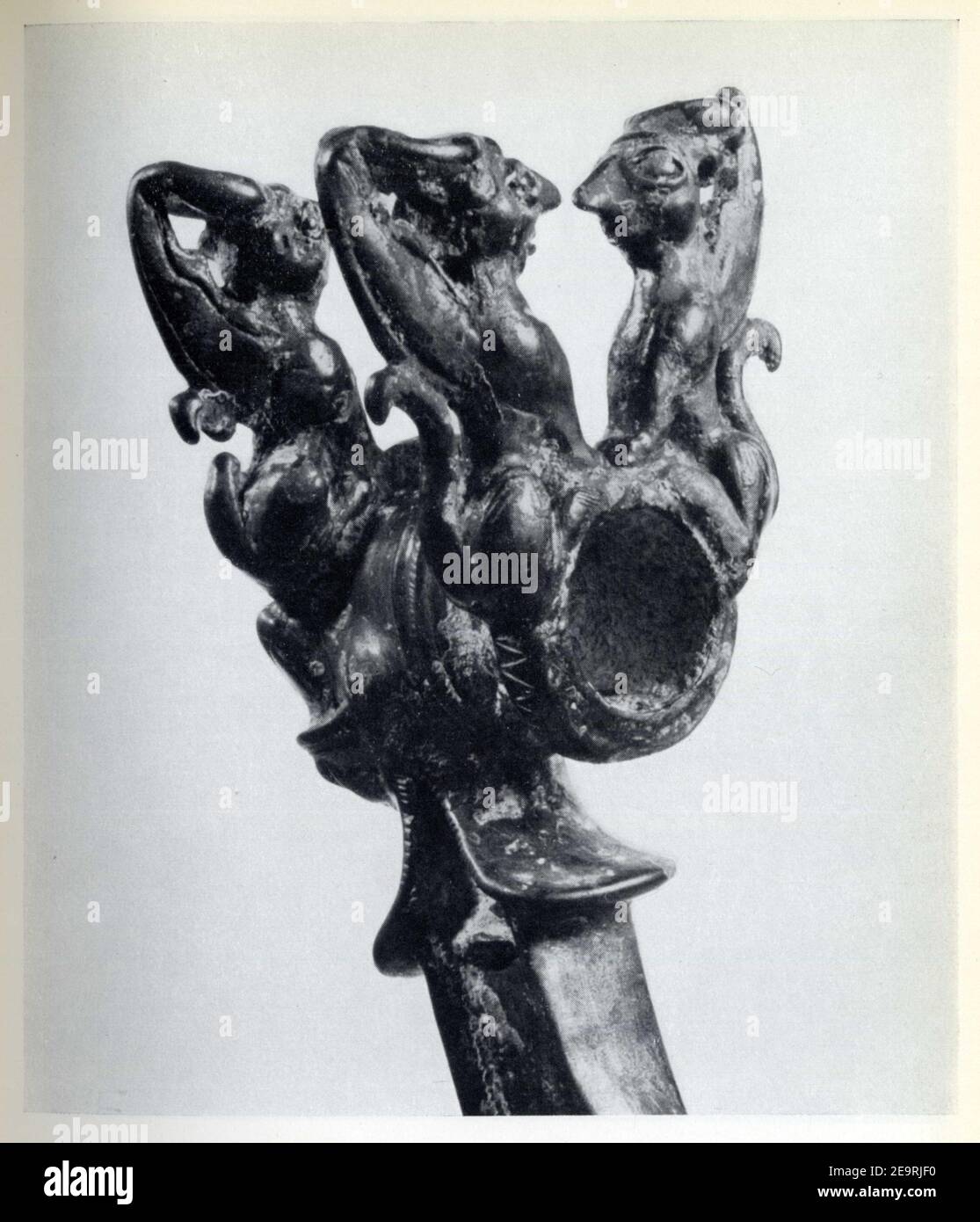 Hache en Bronze. Lame crachée par une gueule d'Animal. Sur le talon deux paires de sphinx affrontés. Iran. Luristano. VIII-VIIe siècle avant J.C. Foto Stock