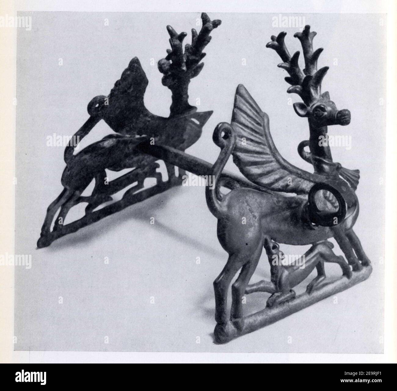 Grand Mors rigide in bronzo. Biche enrubannée et ailée allaitant un petit. Iran. Luristan. VIII-VIIe siècle avant J.C. Foto Stock