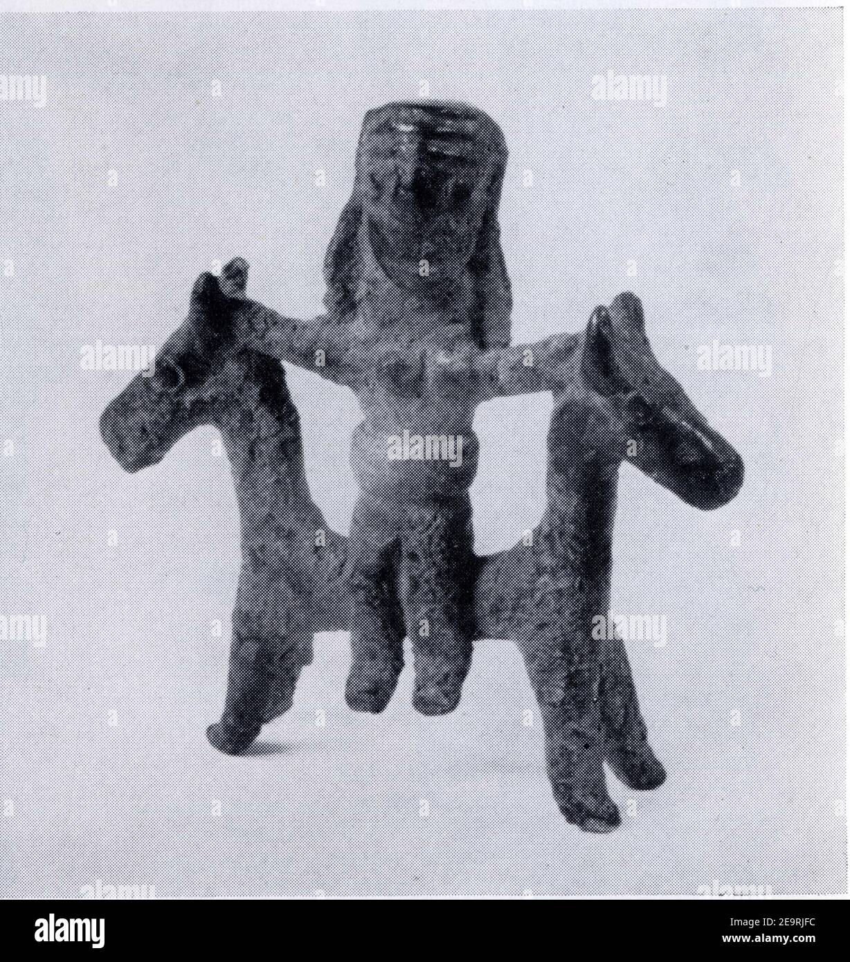 Divinité féminine en bronze, assise sur deux protomes de chevaux qu'elle lie avec ses bras. Iran. Luristan. VIII-VIIe siècle avant J.C. Foto Stock