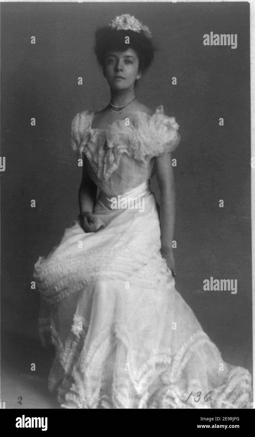 Sig.ra Alice (Roosevelt) Longworth di intera lunghezza verticale, rivolto verso sinistra; indossa Palla abito Foto Stock