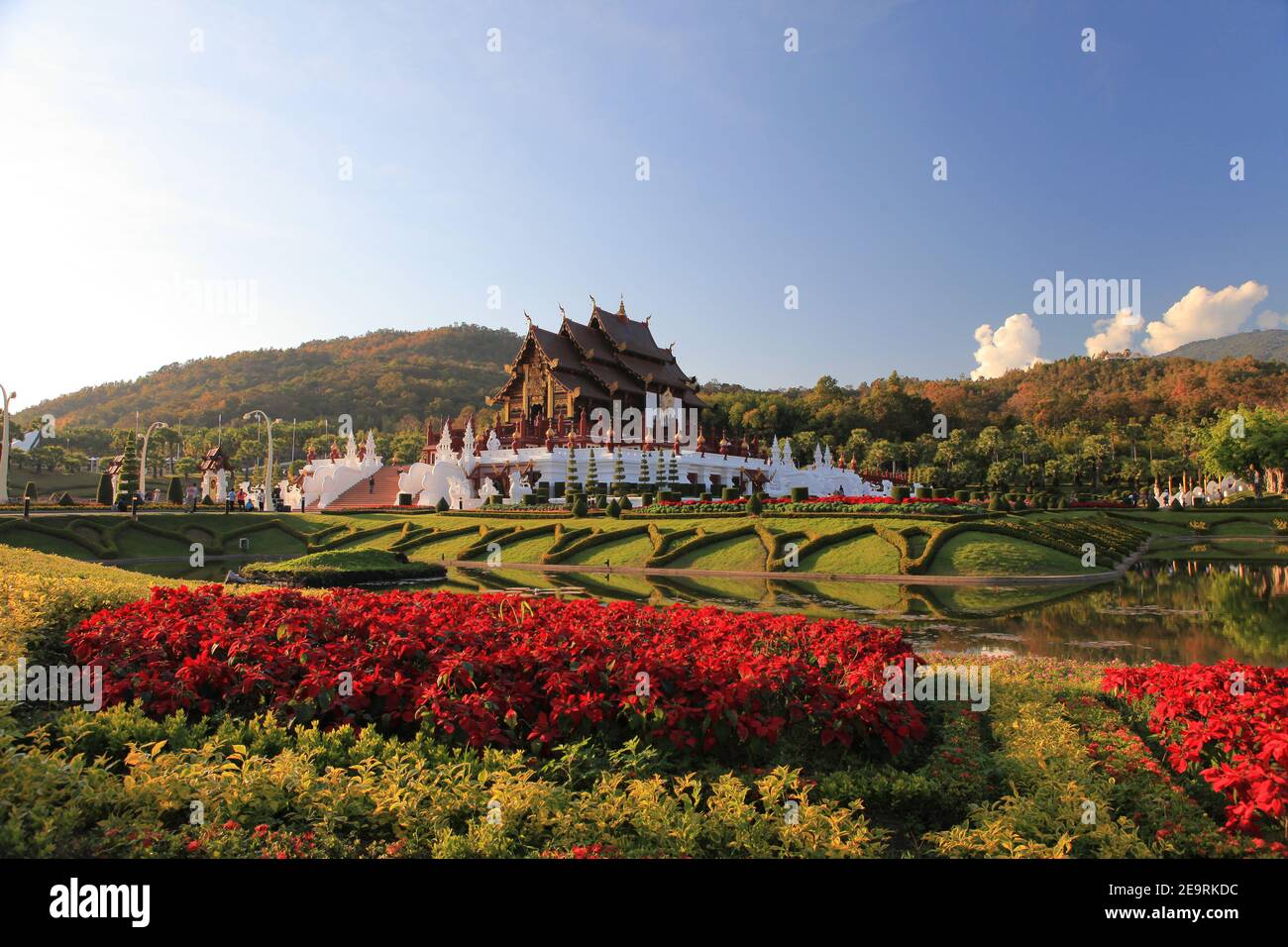 Hor Kham Luang è un'elegante architettura Lanna. Grande padiglione sul pendio e giardino di fiori nel cielo blu di sera nel Royal Park Rajapruek Chian Foto Stock
