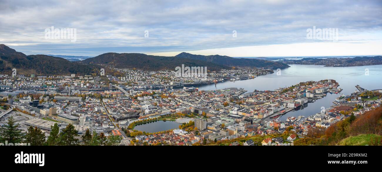 Vista panoramica di Bergen, Norvegia dalla cima del punto panoramico Panorama Fløyfjellet, in autunno mattina. Si tratta di una popolare destinazione turistica. Foto Stock