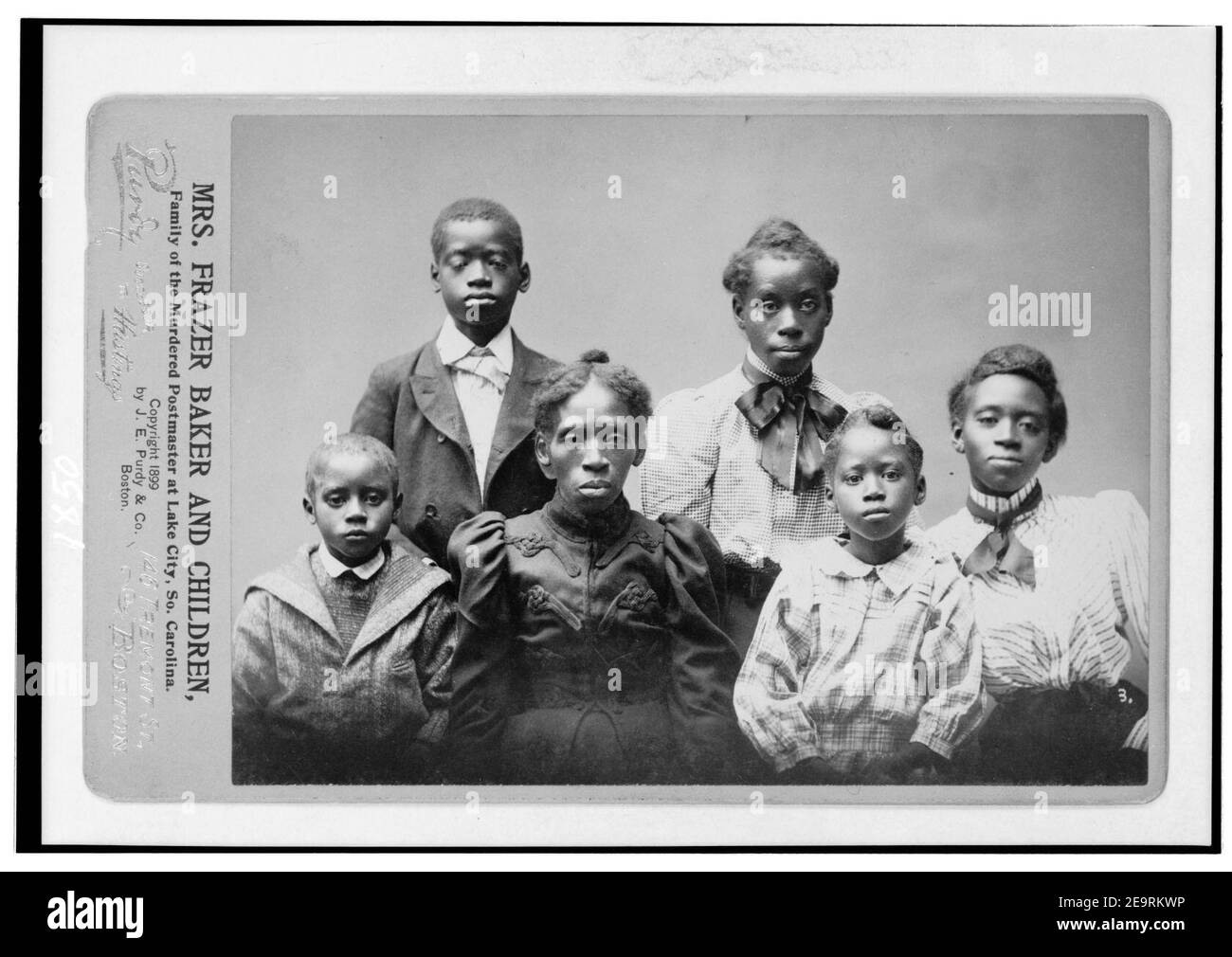 La signora Frazer Baker e i bambini, famiglia del postmaster assassinato a Lake City, quindi. Carolina - J.E. Purdy & Co., Boston. Foto Stock