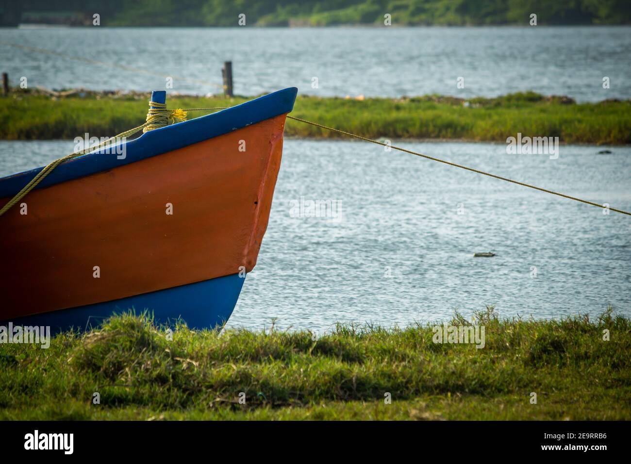 Vista della barca di pescatori lungo le acque posteriori vicino Kovalam Beach, Tamil Nadu, India Foto Stock