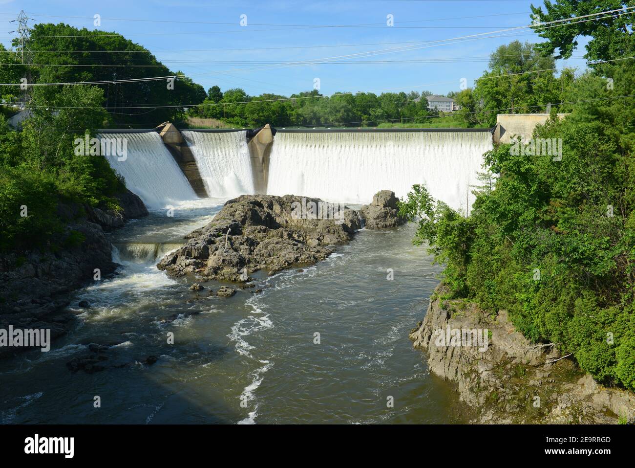 Diga di Essex Junction sul fiume Winooski nel villaggio di Essex Junction, Vermont VT, Stati Uniti. Foto Stock