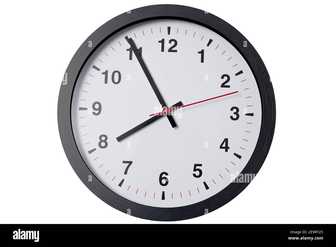 Orologio da parete di stile moderno circolare minimo su sfondo bianco isolato con tracciato di ritaglio Foto Stock