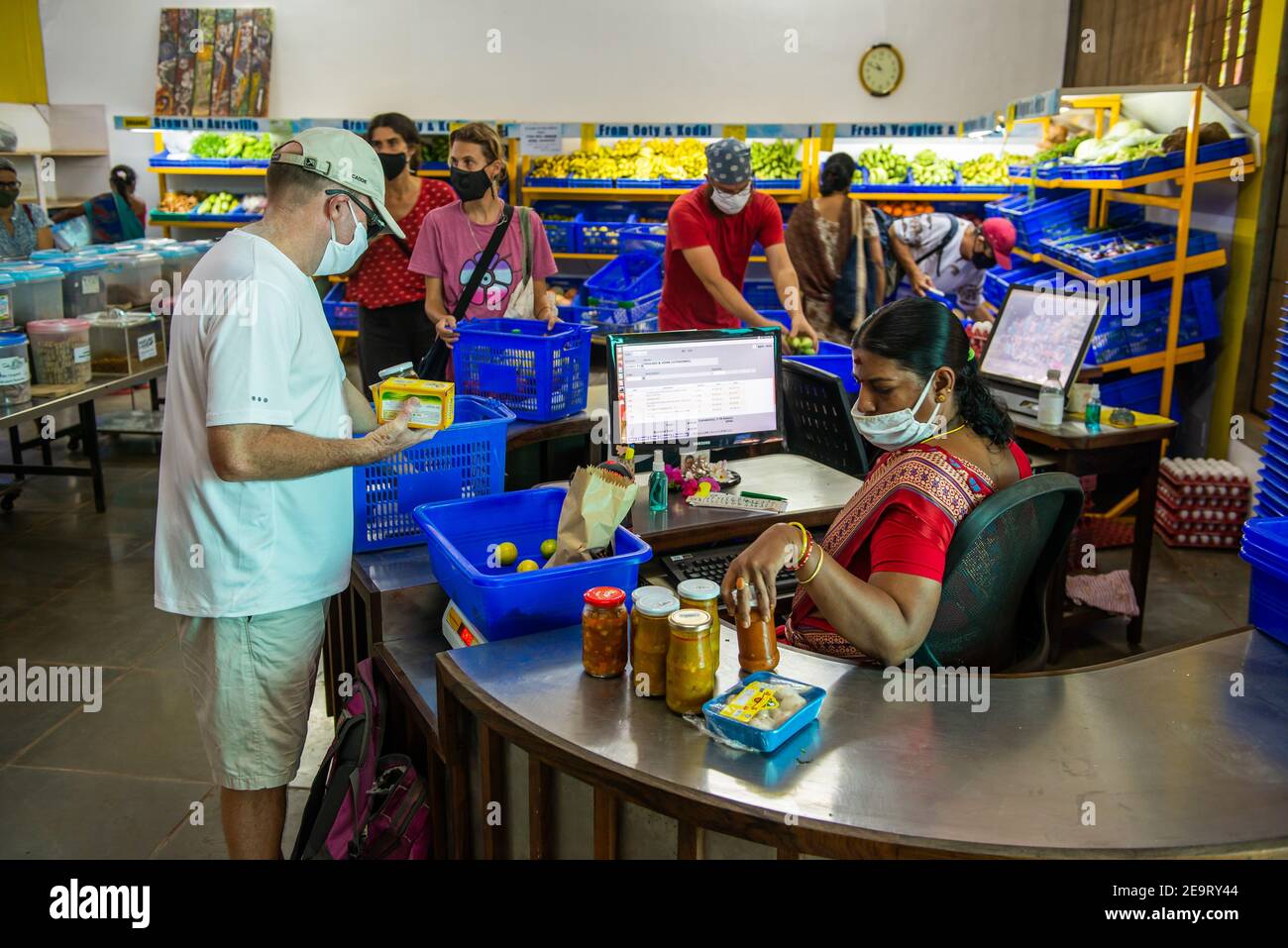 AUROVILLE, INDIA - 3 aprile 2020: Minimarket durante il blocco causato dal coronavirus. Foto Stock