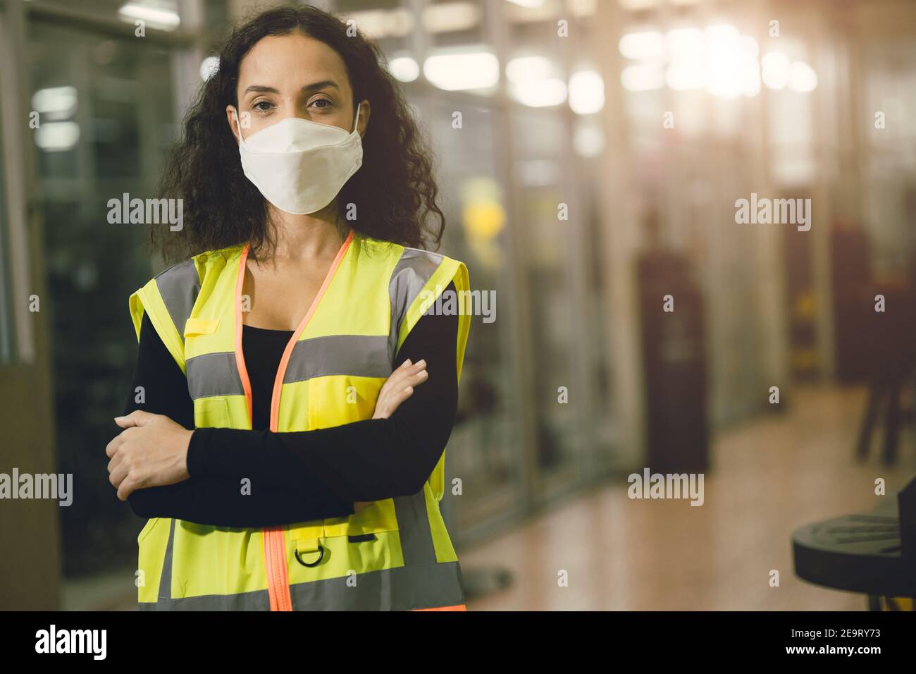 Ritratto Donna operaio indossare maschera monouso per la protezione Corona Filtro antinquinamento dell'aria per la diffusione di virus e polveri fumogene in fabbrica per un lavoro sano Foto Stock