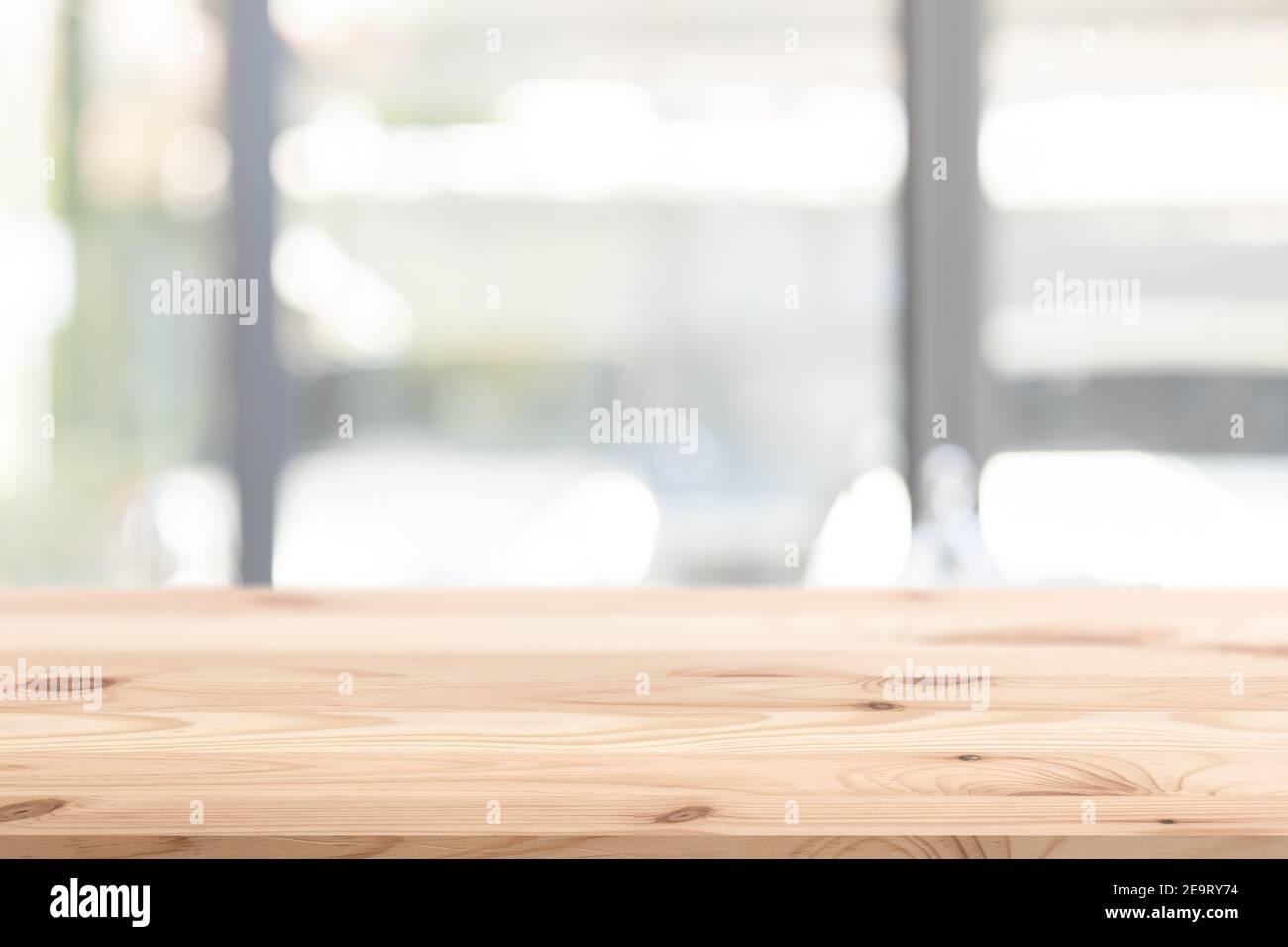 Blur bianco pulito casa con spazio vuoto tavolo in legno per prodotti che pubblicizzano montage background Foto Stock