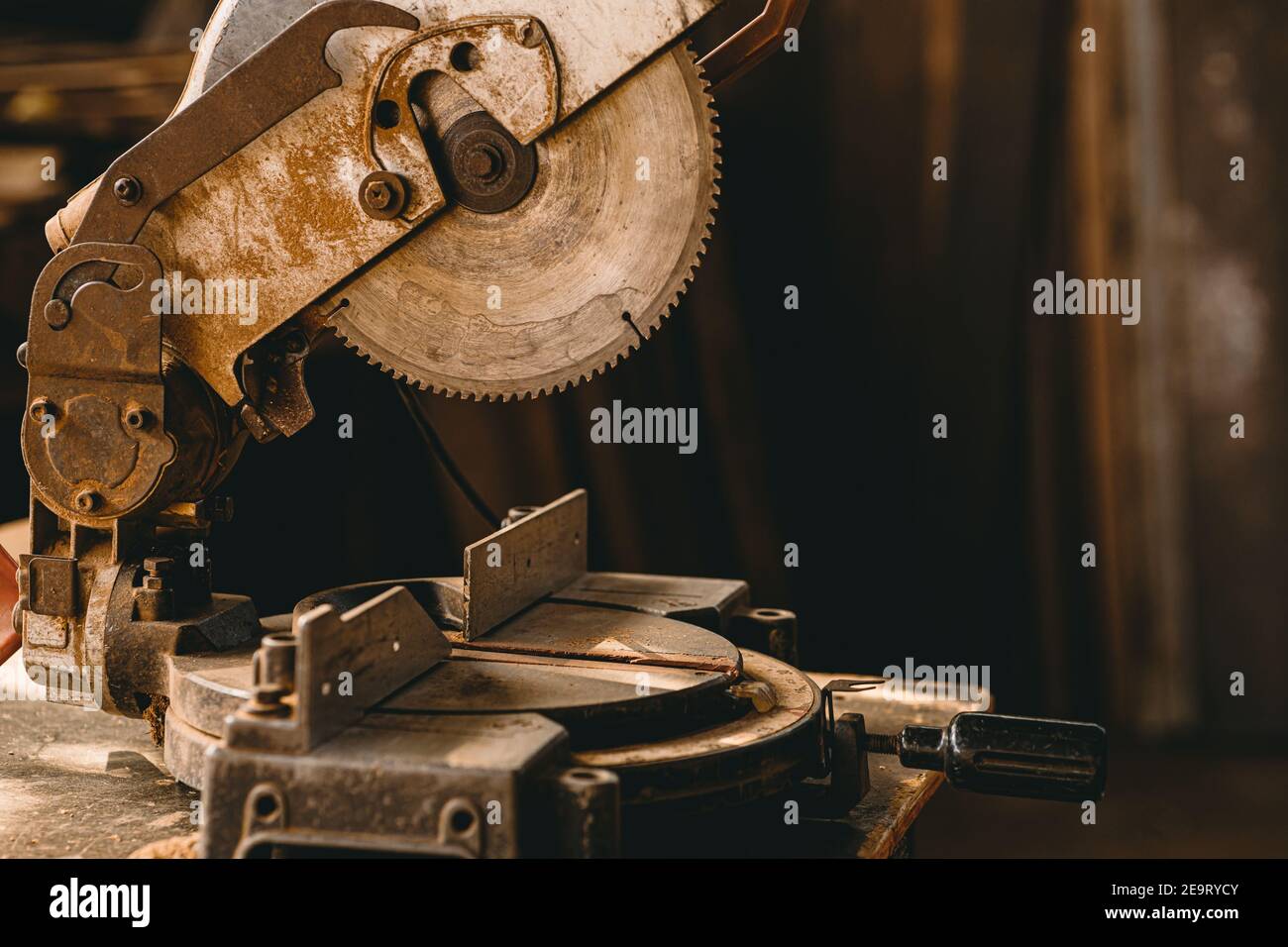 Vecchia grunge sporca rugosa macchina elettrica per la taglierina del legno Foto Stock