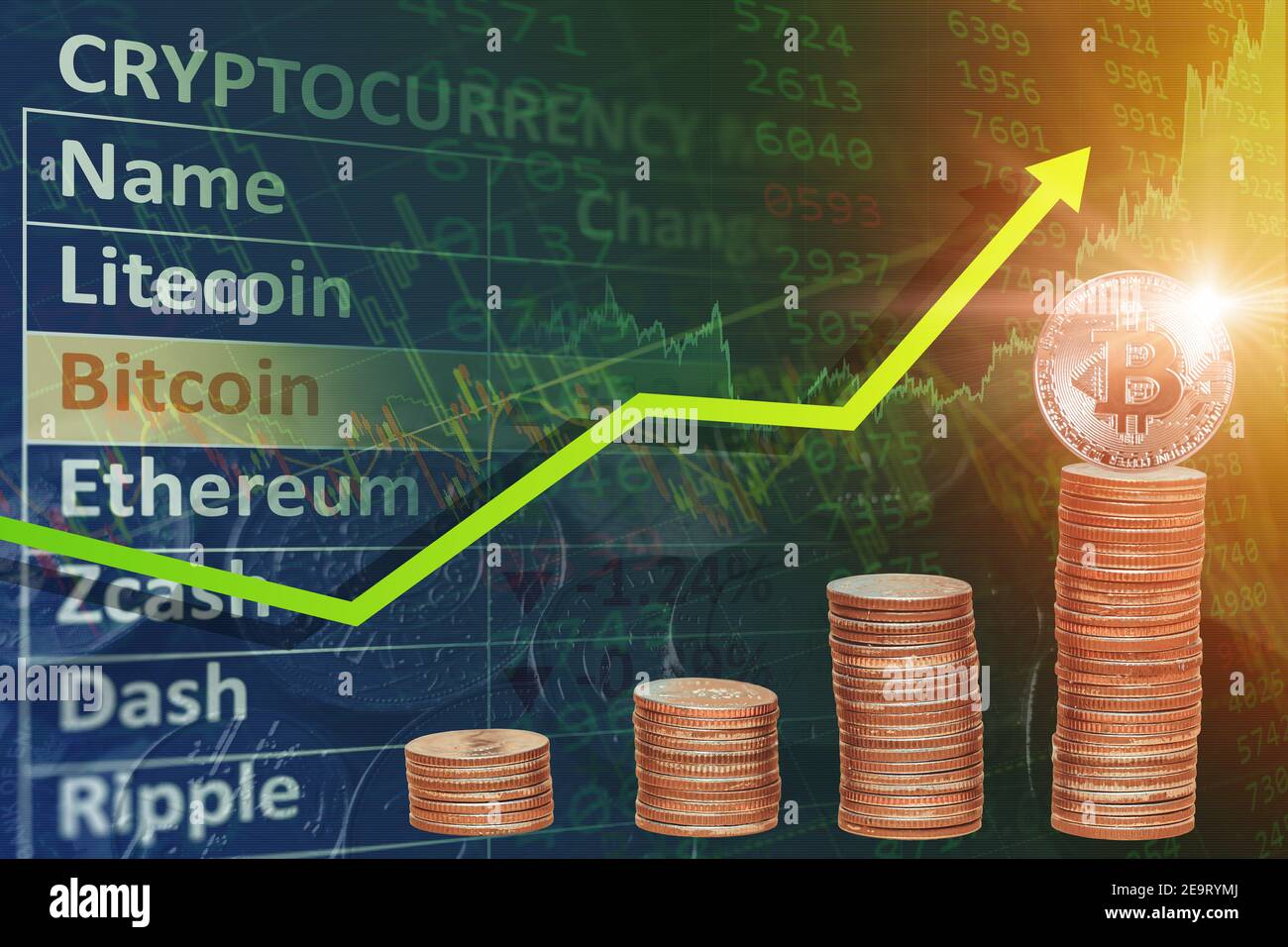 Bitcoin prezzo di trading crescente nuovo concetto alto, BTC moneta impilato overlay con la freccia su grafico per le notizie di mercato criptovaluta. Foto Stock