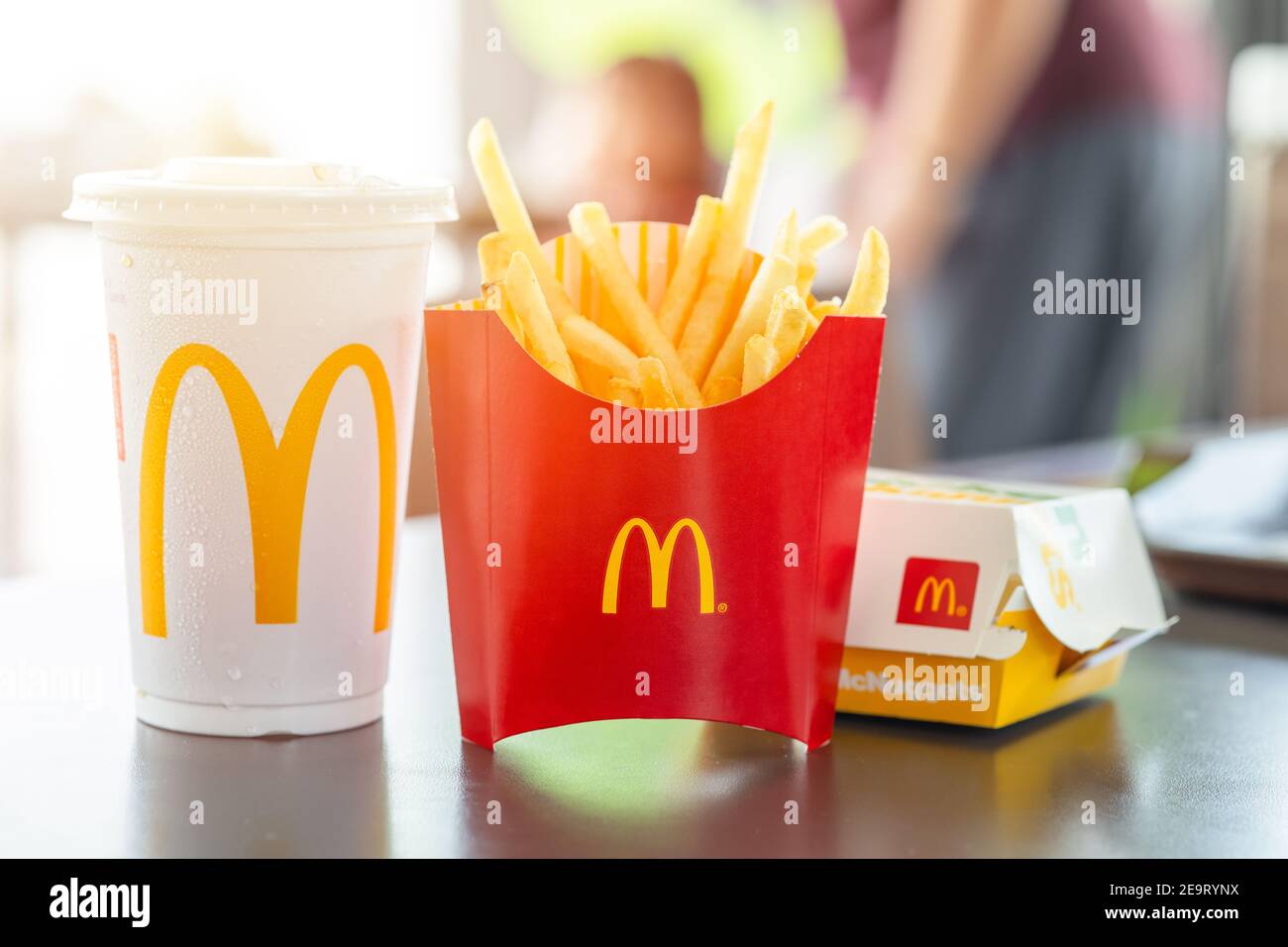 McDonald's French fries fastfood Set, il pasto più popolare in stile americano, McDonald's opera morethan 30,000 ristoranti in tutto il mondo.30 Dicembre 2020, Ba Foto Stock