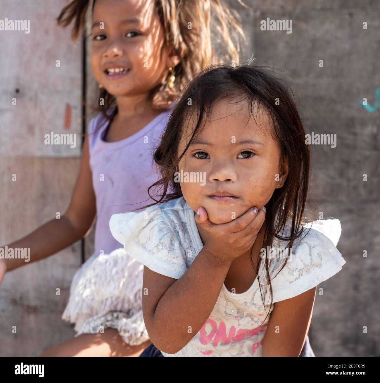 Ragazza con sindrome in giù nel villaggio di pescatori a Maasim, una comunità nella provincia di Sarangani a Mindanao, Filippine. Foto Stock