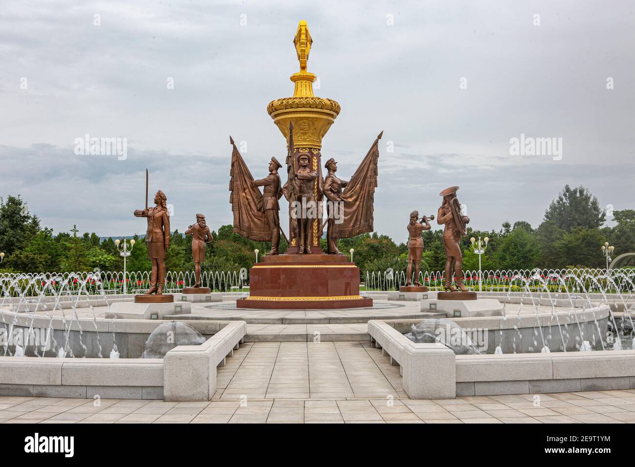 Fontana d'acqua nel centro della città di Pyongyang, la capitale della Corea del Nord. Foto Stock