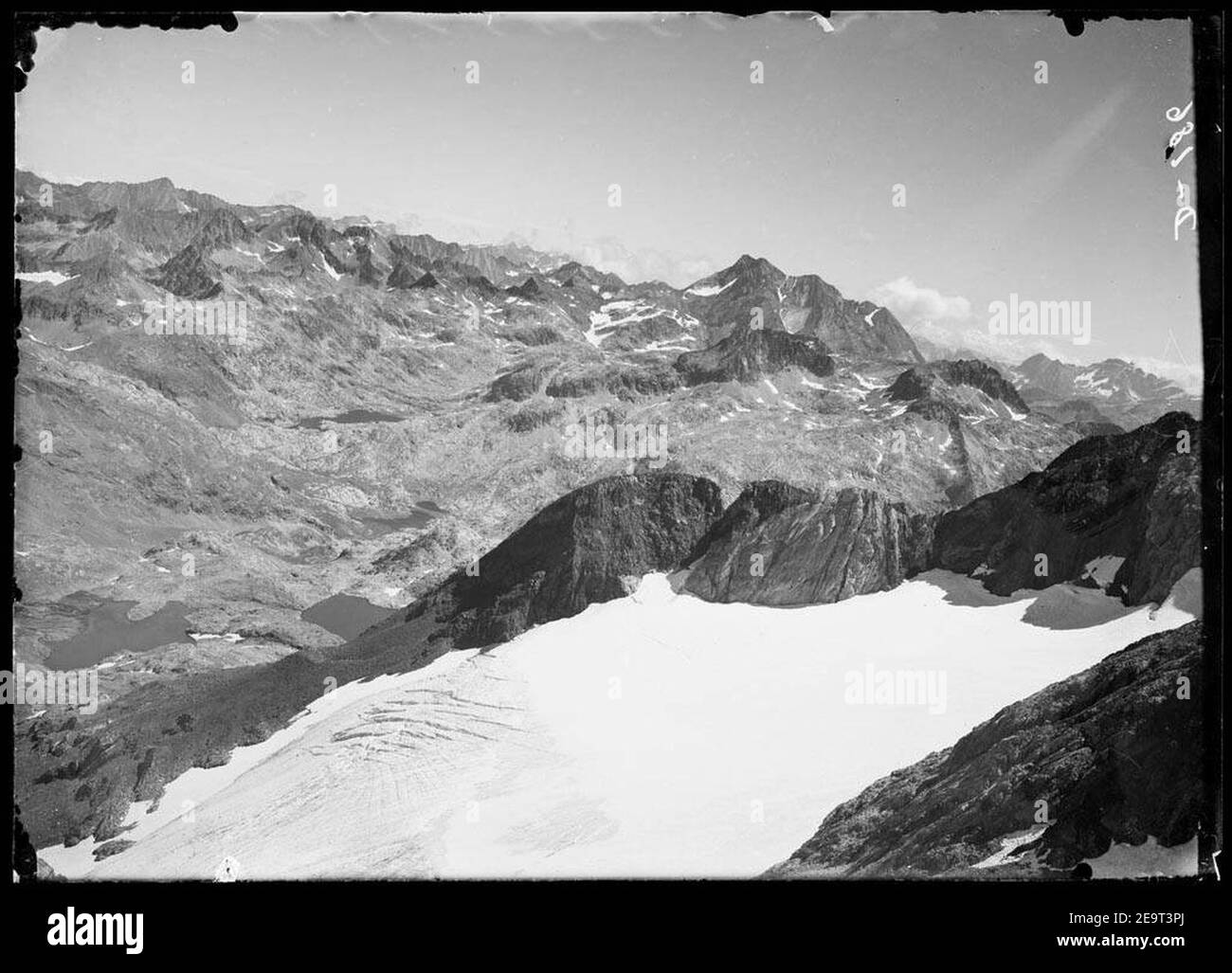 Muntanyes, estanys i una congesta de neu des pic de Pondiellos. Foto Stock