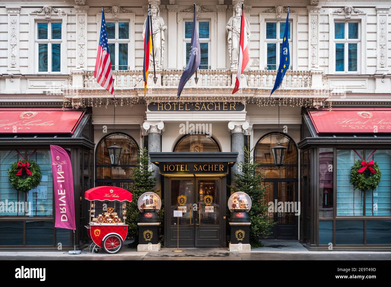 Vienna, Austria - Decembter 19 2020: Ingresso dell'Hotel Sacher, famoso per la sua torta al cioccolato. Foto Stock