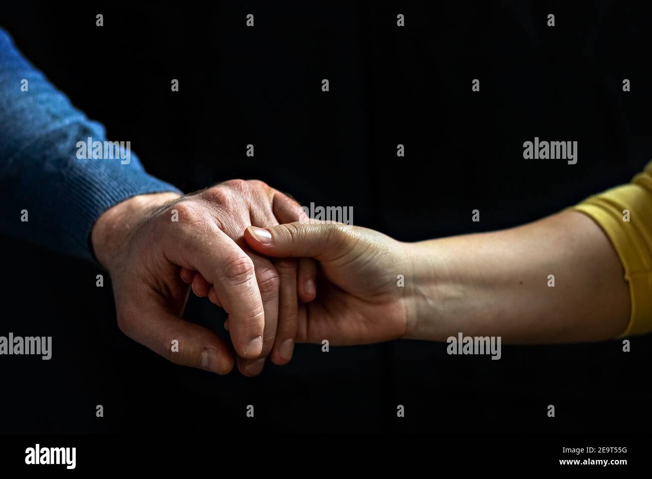 Giovane coppia che tiene le mani mostrando amore e cura, marito e moglie sono teneramente vicini insieme, mostrando sostegno e comprensione. Foto Stock
