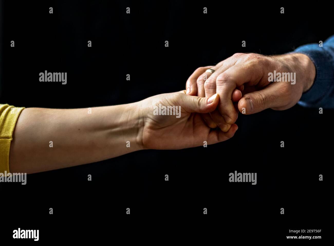Giovane coppia che tiene le mani mostrando amore e cura, marito e moglie sono teneramente vicini insieme, mostrando sostegno e comprensione. Foto Stock