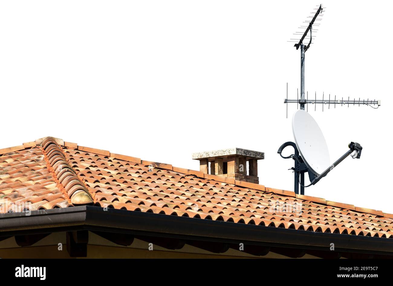 Televisione antenna e satellite Dish sul tetto di una casa, isolato su sfondo bianco. Fotografia. Foto Stock