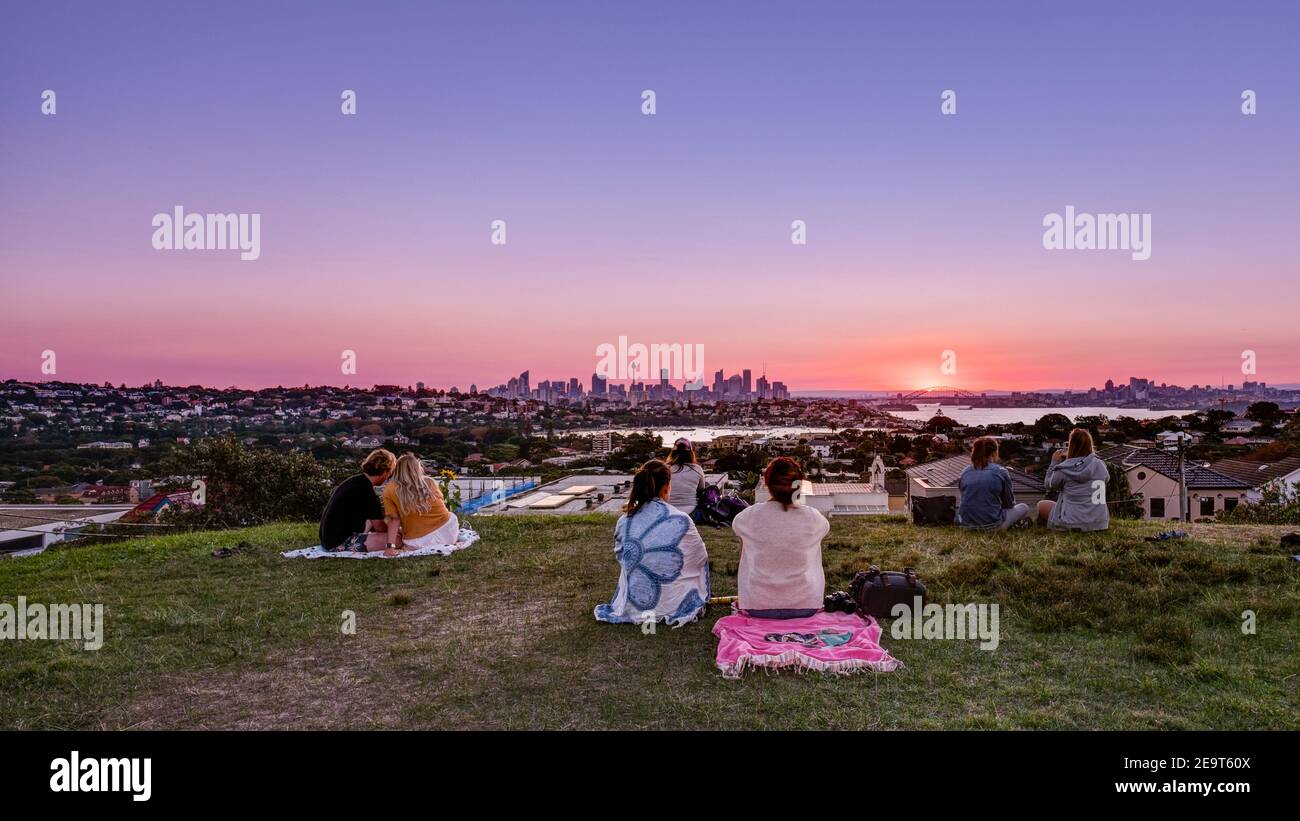 Rose Bay, NSW/Australia - Aprile 28 2019: La gente si sta godendo il paesaggio del tramonto di Sydney. Foto Stock