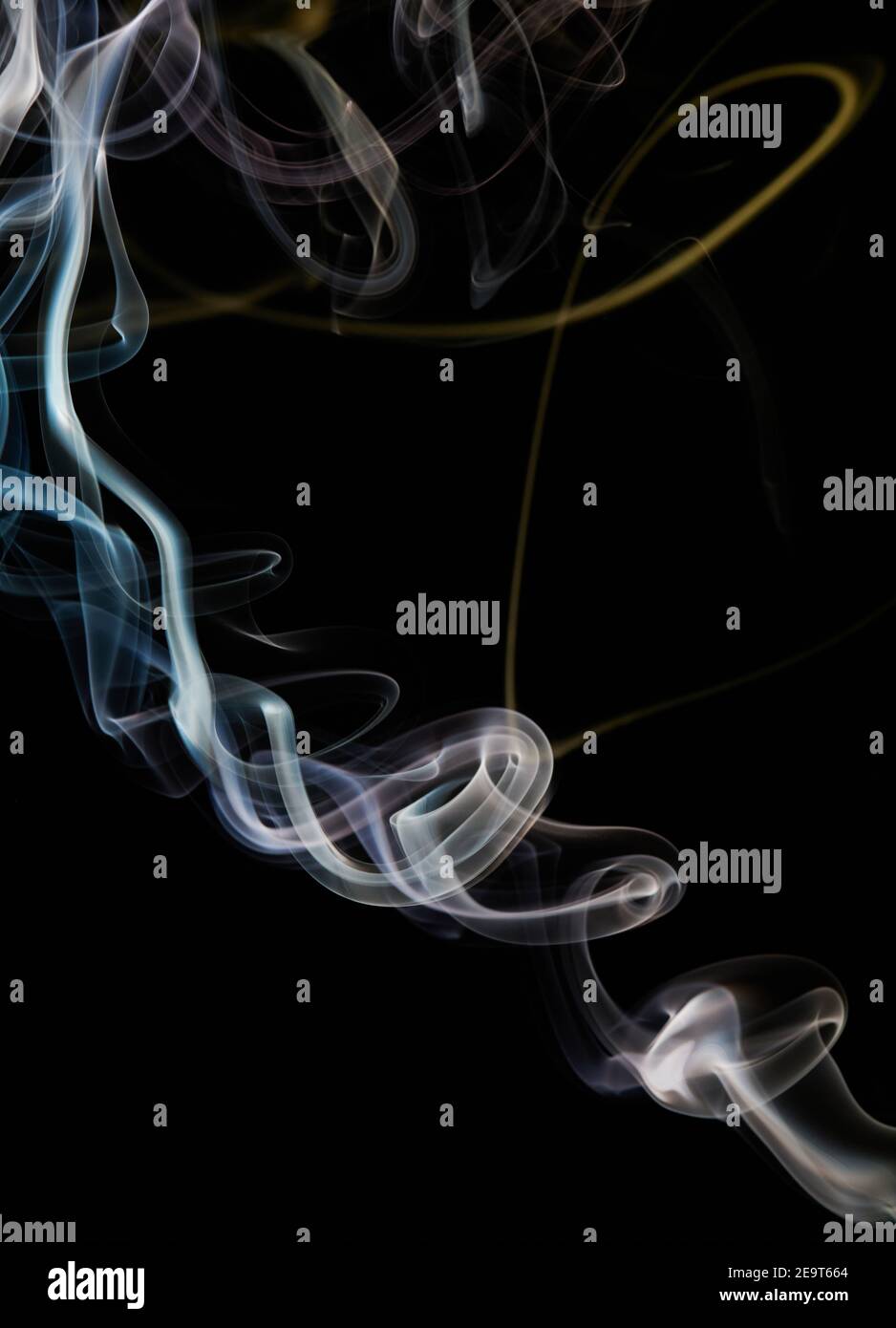 Curve di fumo rosa e blu su sfondo nero isolato Foto Stock