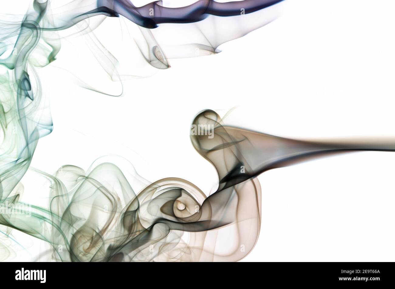 Fumo colorato rotola su sfondo bianco isolato Foto Stock