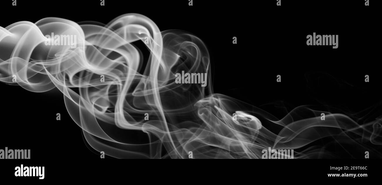 La nuvola bianca di fumo si nuota isolata su sfondo nero Foto Stock