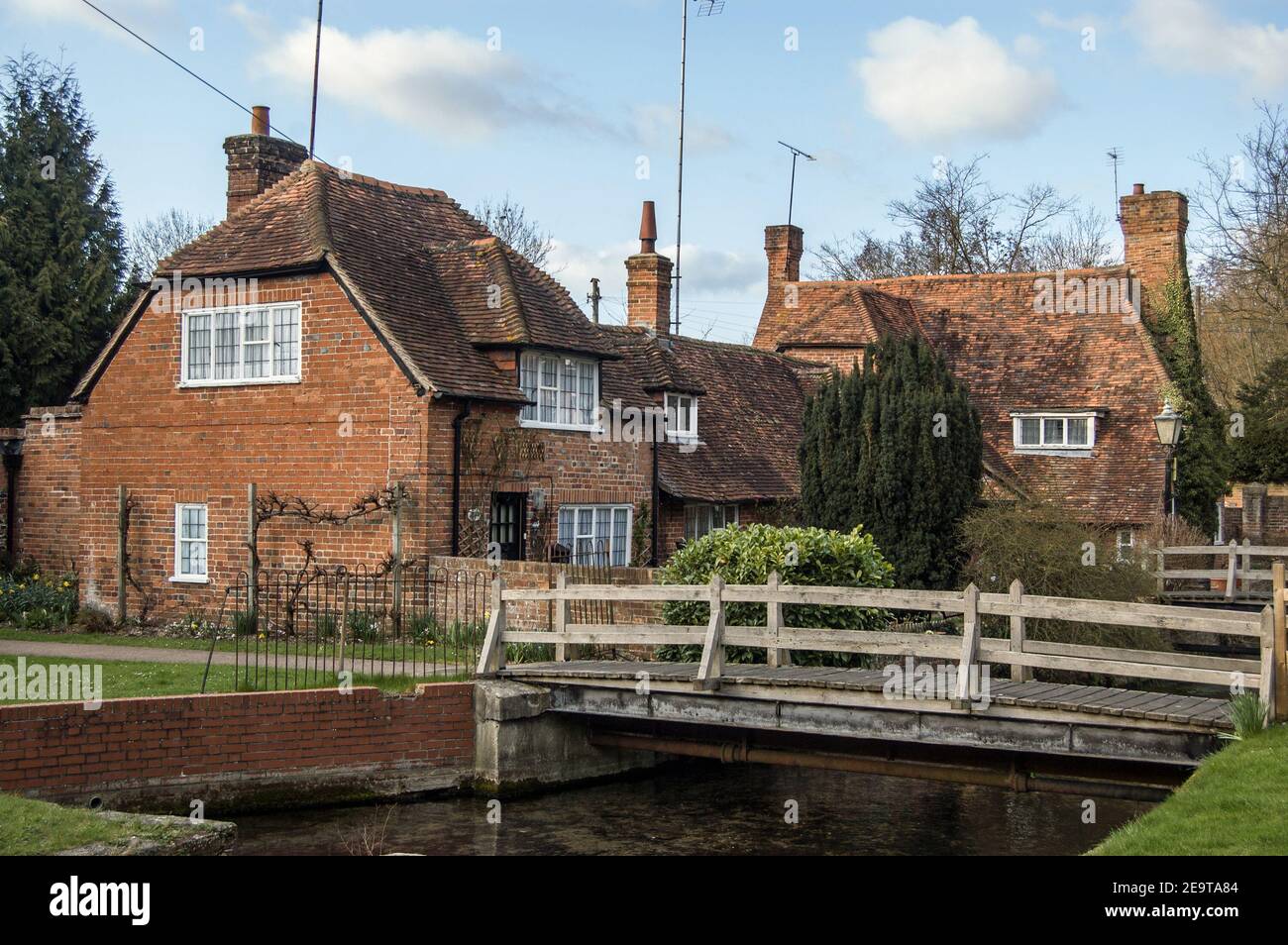 Vista dei cottage - parte del rinomato Bradfield College - accanto al fiume Pang nel pittoresco villaggio di Bradfield nel Berkshire. Foto Stock