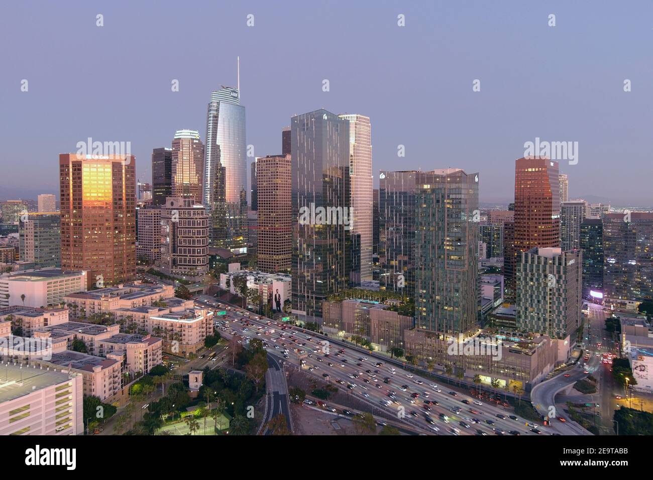 Una vista aerea dello skyline del centro di Los Angeles, venerdì 5 febbraio 2021. Foto Stock