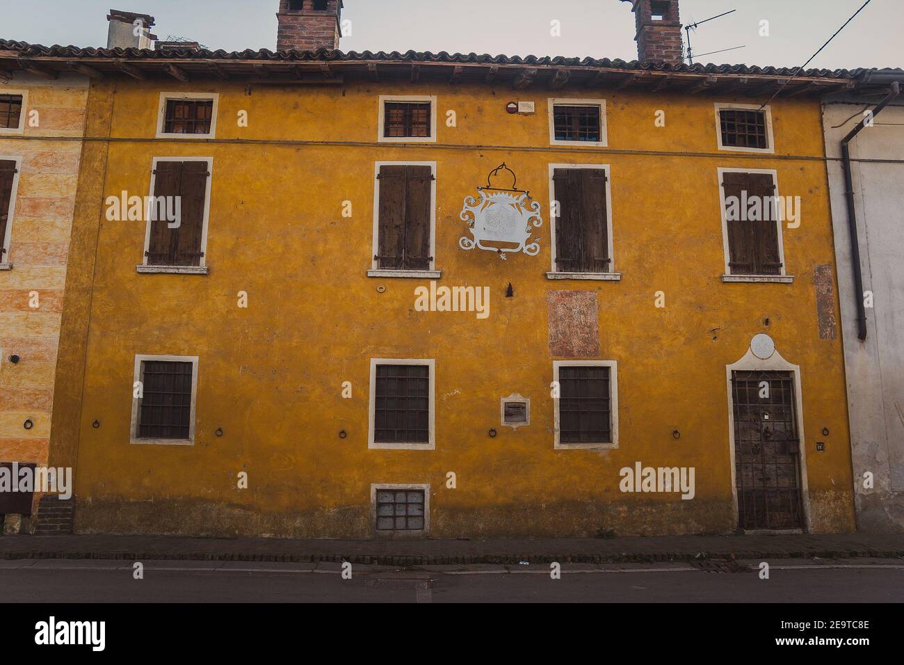 Magnifica architettura italiana in un piccolo villaggio a nord del paese Foto Stock