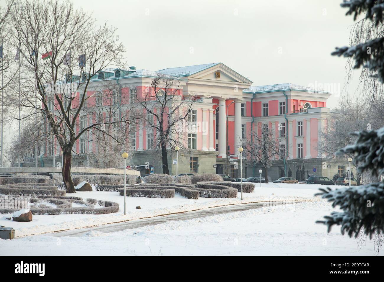 Minsk, Bielorussia - 24 gennaio 2018: Edificio della casa di Mosca a Minsk, Bielorussia. House of Moscow è un centro culturale e finanziario. Paesaggio urbano invernale Foto Stock