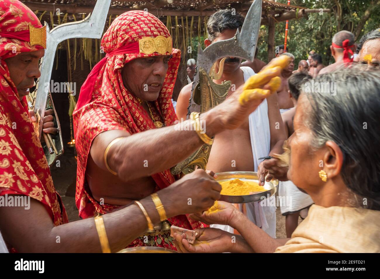 Payyanur, India - 6 dicembre 2019: Velichappadu, gli oracoli del Kerala durante la tradizionale cerimonia religiosa del villaggio, India del Sud Foto Stock