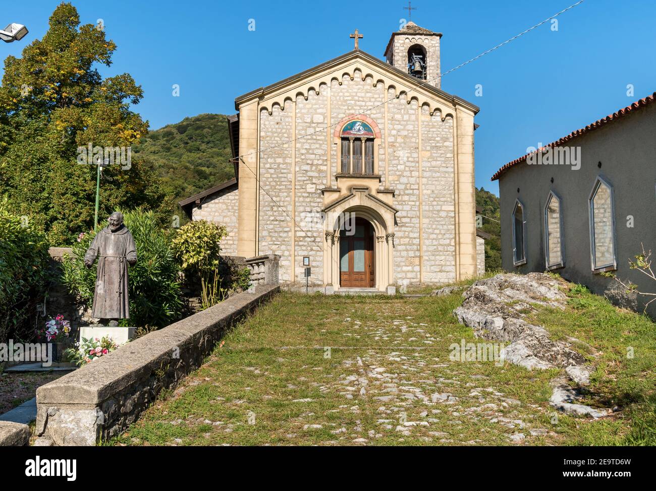 Veduta della chiesa di Sant Ambrogio nel villaggio dei pittori Arcumeggia in provincia di Varese Foto Stock