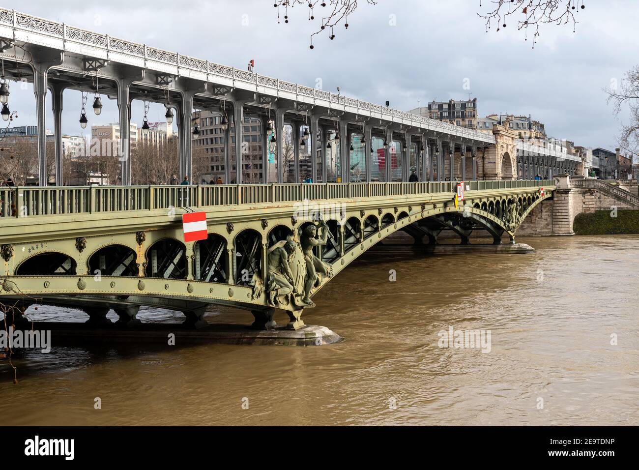 Pont Bir-Hakeim durante il diluvio della Senna a Parigi Foto Stock