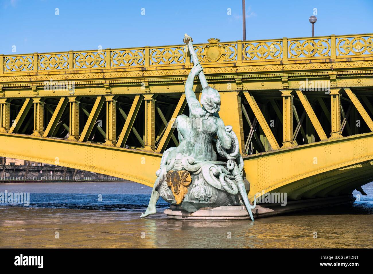 Pont Mirabeau durante il diluvio della Senna a Parigi Foto Stock